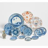 THIRTEEN DISHES AND A SMALL VASE. China/Japan. 16th-20th c. Porcelain, underglaze blue, a few with
