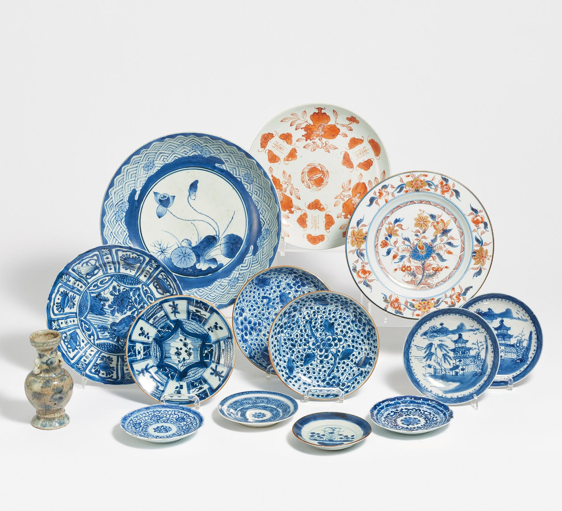 THIRTEEN DISHES AND A SMALL VASE. China/Japan. 16th-20th c. Porcelain, underglaze blue, a few with