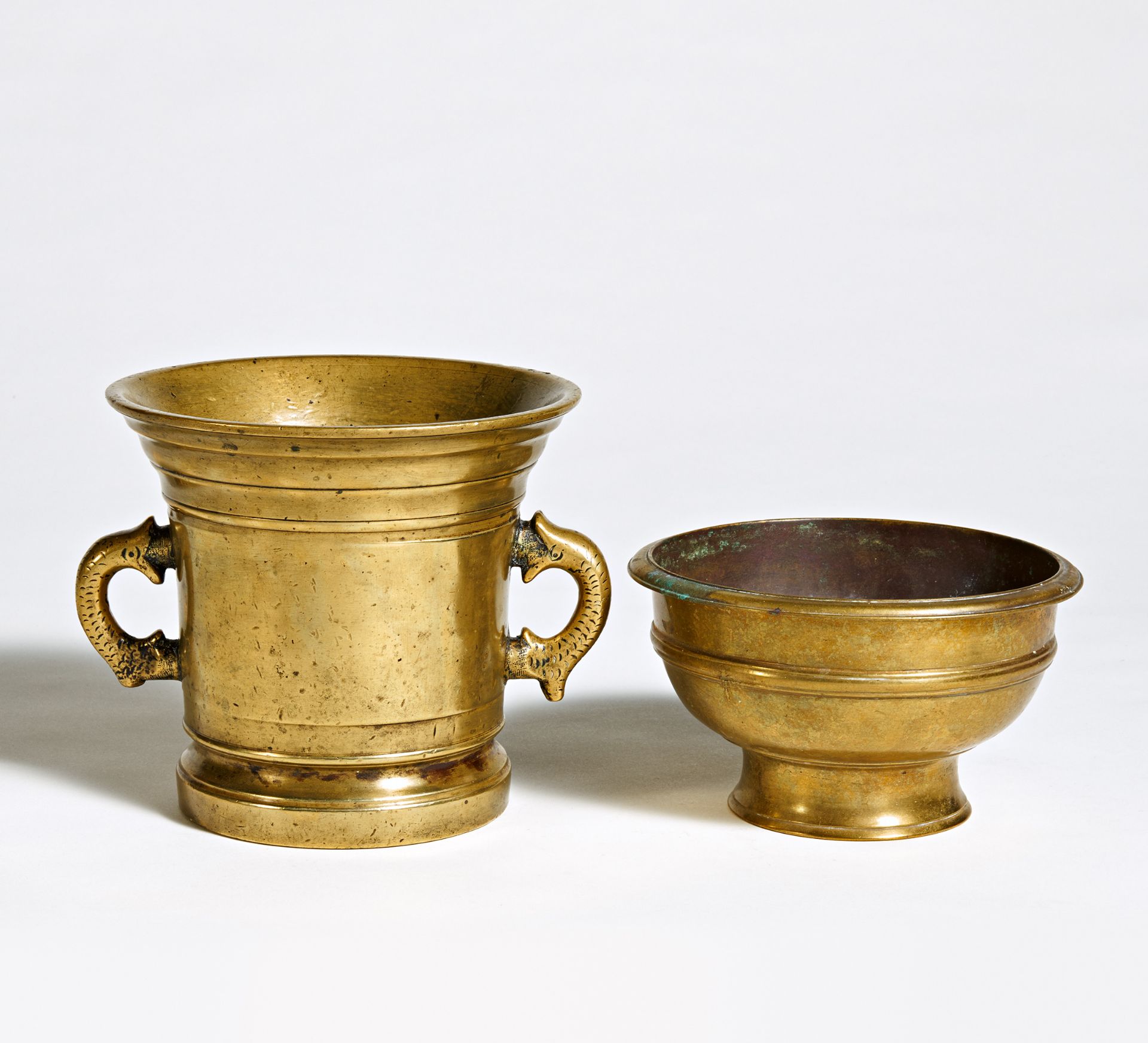 MÖRSER MIT DELPHINHENKELN UND SCHALENFÖRMIGER MÖRSER. Bronze/Messing. H.16/19,5cm, ø17,5/17cm.