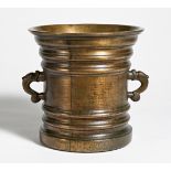 GROßER MÖRSER MIT DELPHINHENKELN. Bronze. H.29cm, ø29cm. Zustand B. Provenienz:Sammlung Horst