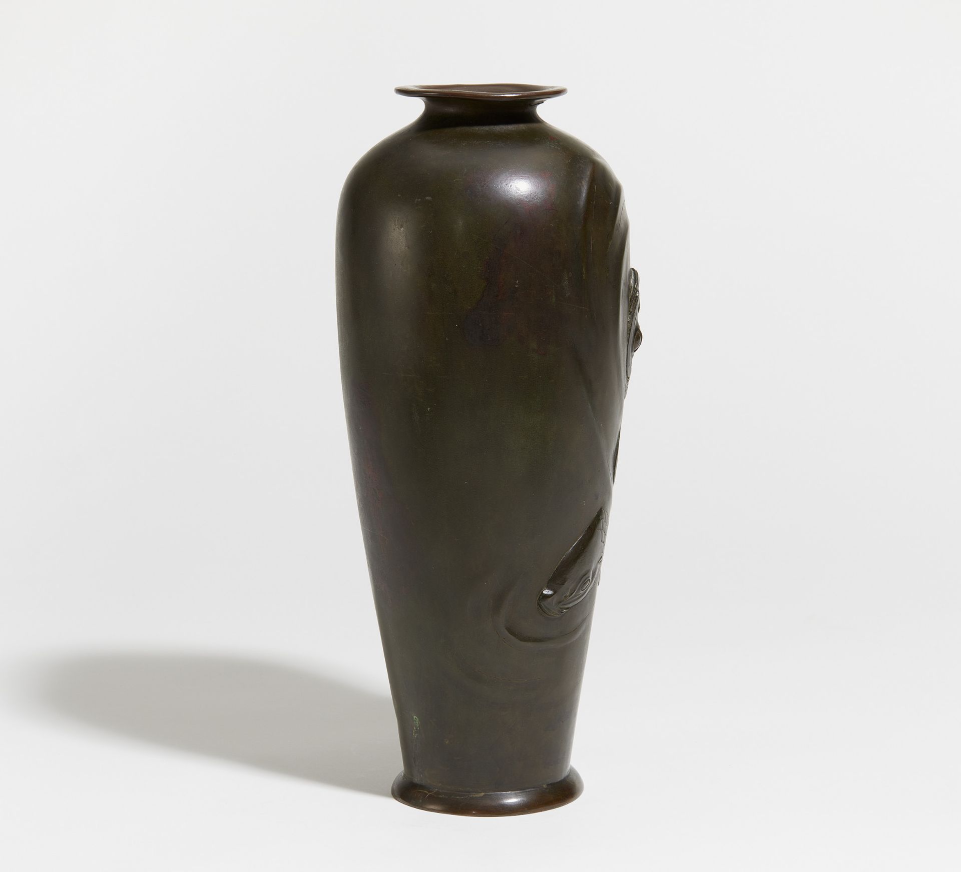 VASE WITH TWO LARGE CARPS. Japan. Meiji period (1868-1912). Bronze with dark patina. Relief. Eyes - Image 4 of 4
