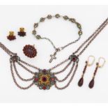 KONVOLUT: GRANAT-COLLIER UND 4 PAAR OHRRINGE. 835/- Silber, 750/- Gelbgold, Punze, Gesamtgewicht: