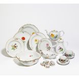 SPEISE-, KAFFEE- UND TEESERVICE MIT BLUMENDEKOR. Meissen. Porzellan, farbig und gold dekoriert.