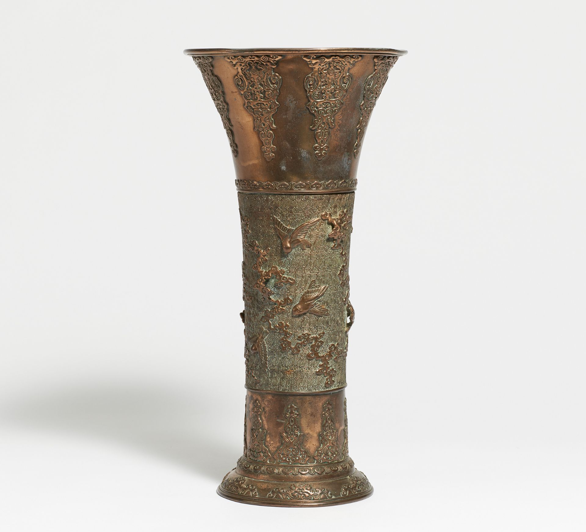 GU SHAPED VASE WITH SPARROWS IN CLOUDS. Japan. Meiji period (1868-1912). Bronze. H.39,5cm, Ø 19,5cm.