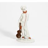 PIERROT MIT GITARRE. KPM. Berlin. Porzellan mit farbigem Dekor. H.37,5cm. Zeptermarke,