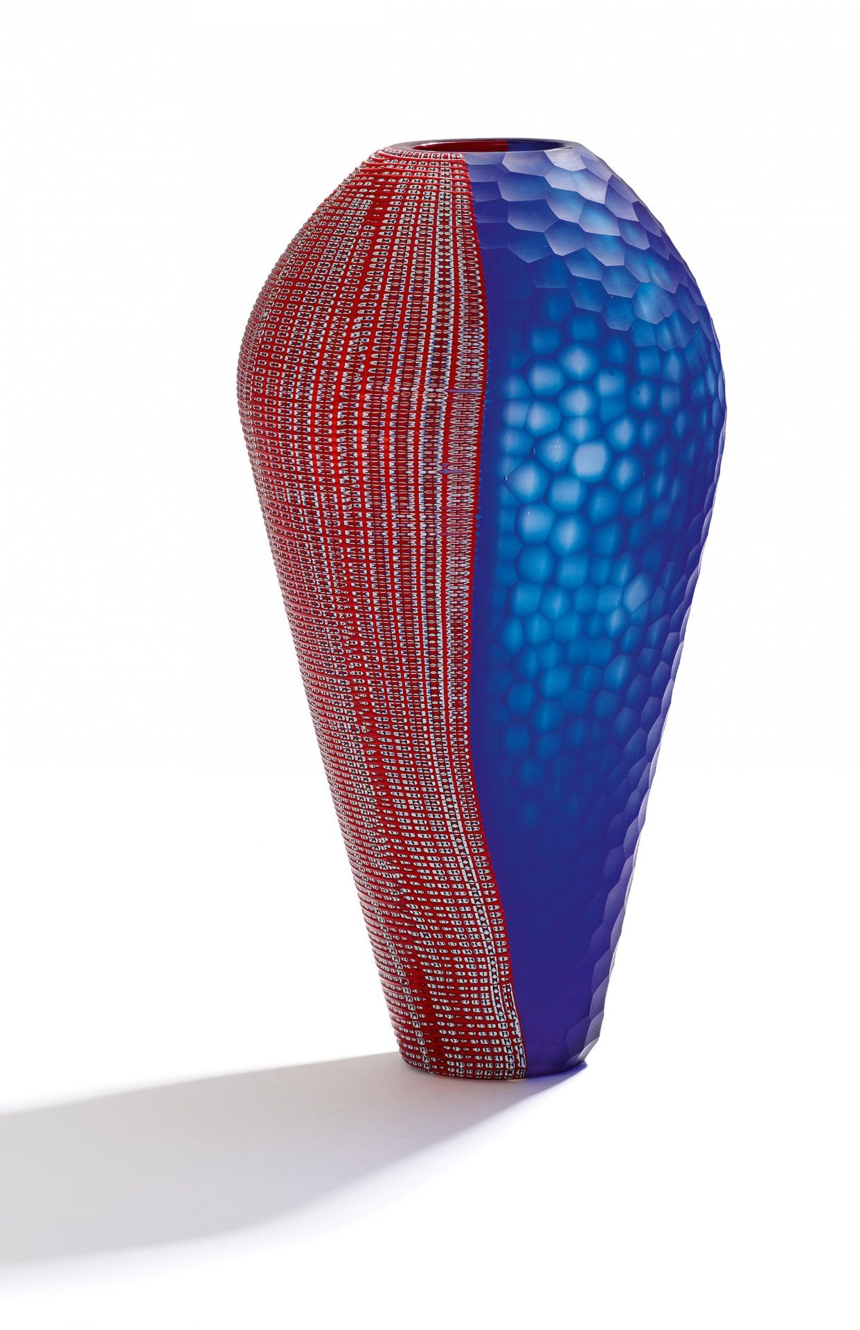 VASE. Italien. 21. Jh. Massimiliano Schiavon. Farbloses Glas mit kräftig blauer Aufschmelzung, diese