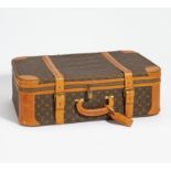 LOUIS VUITTON. Reisekoffer. Frankreich. Um 1990. Monogram Canvas, Kalbsleder, goldene Metall-