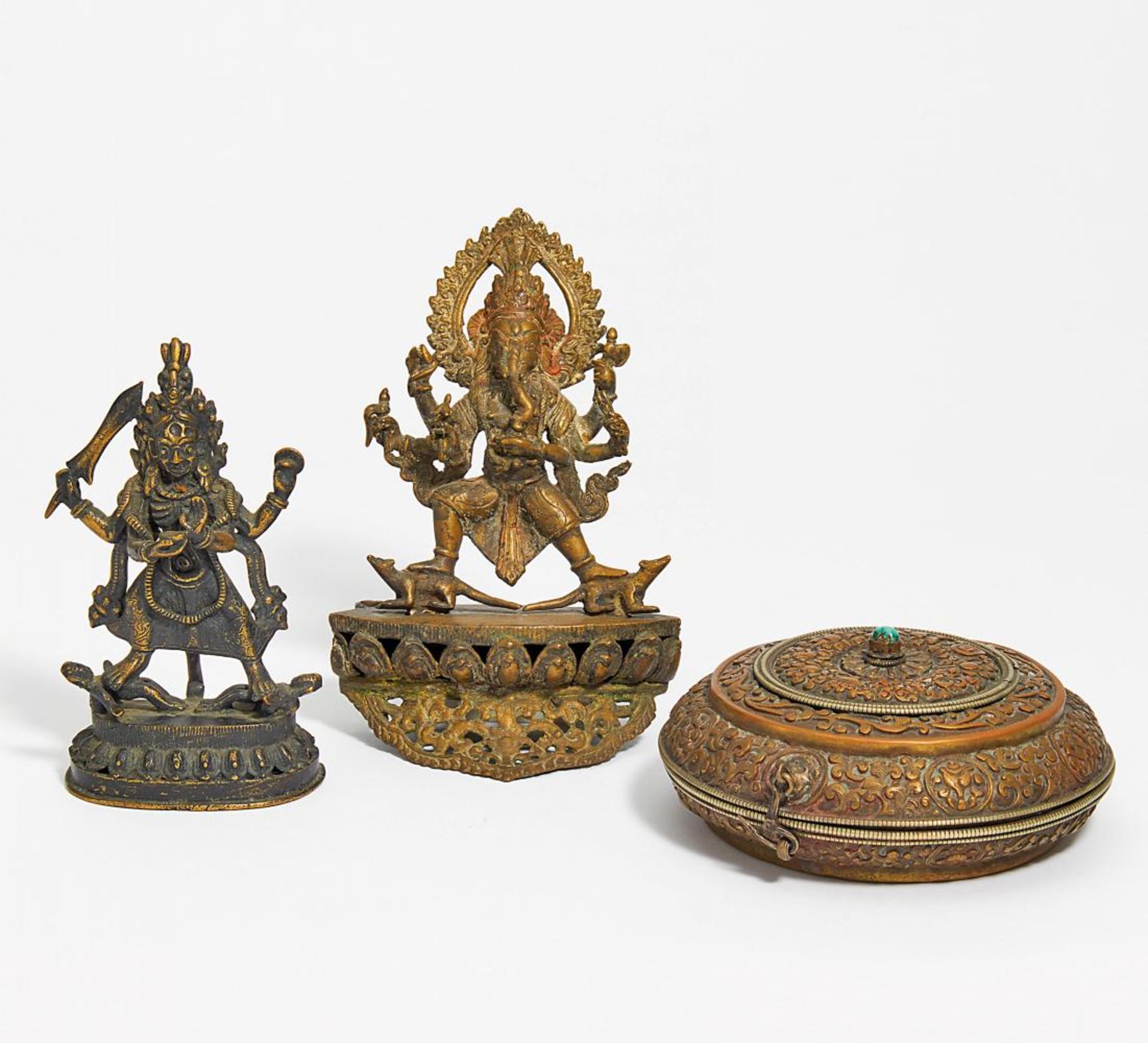 NINE DEITY FIGURES, ONE SACIFICIAL BOX AND A THANGKA OF RAHULA. India/Nepal. 17th-20th c. Bronze/ - Bild 3 aus 3