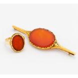 SET: KARNEOL-BROSCHE UND RING. Deutschland. 585/- Gelbgold, Punze, Gesamtgewicht: ca. 16,5 g. EU-RM: