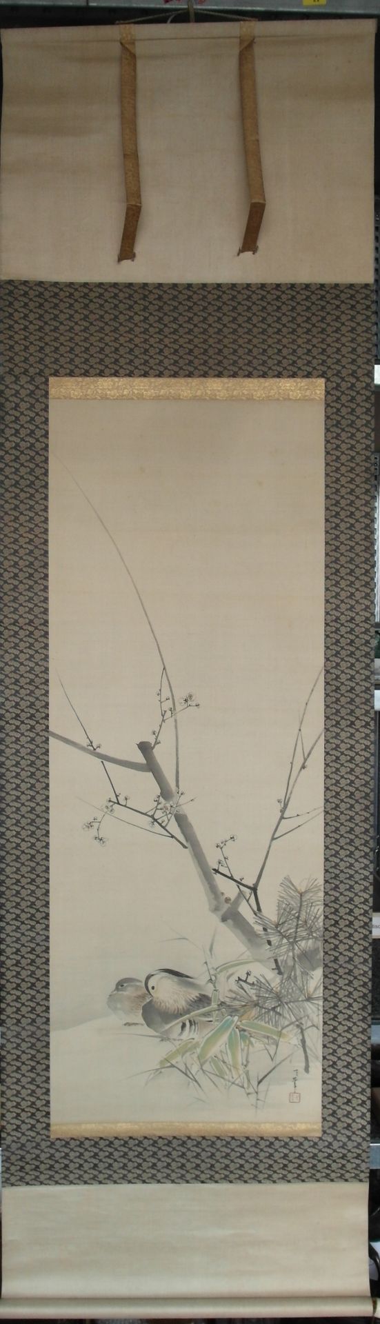 FOUR HANGING SCROLLS. Japan. 19th/20th c. Ink and colors on paper resp. silk. a) Butterflies. 109. - Bild 5 aus 5