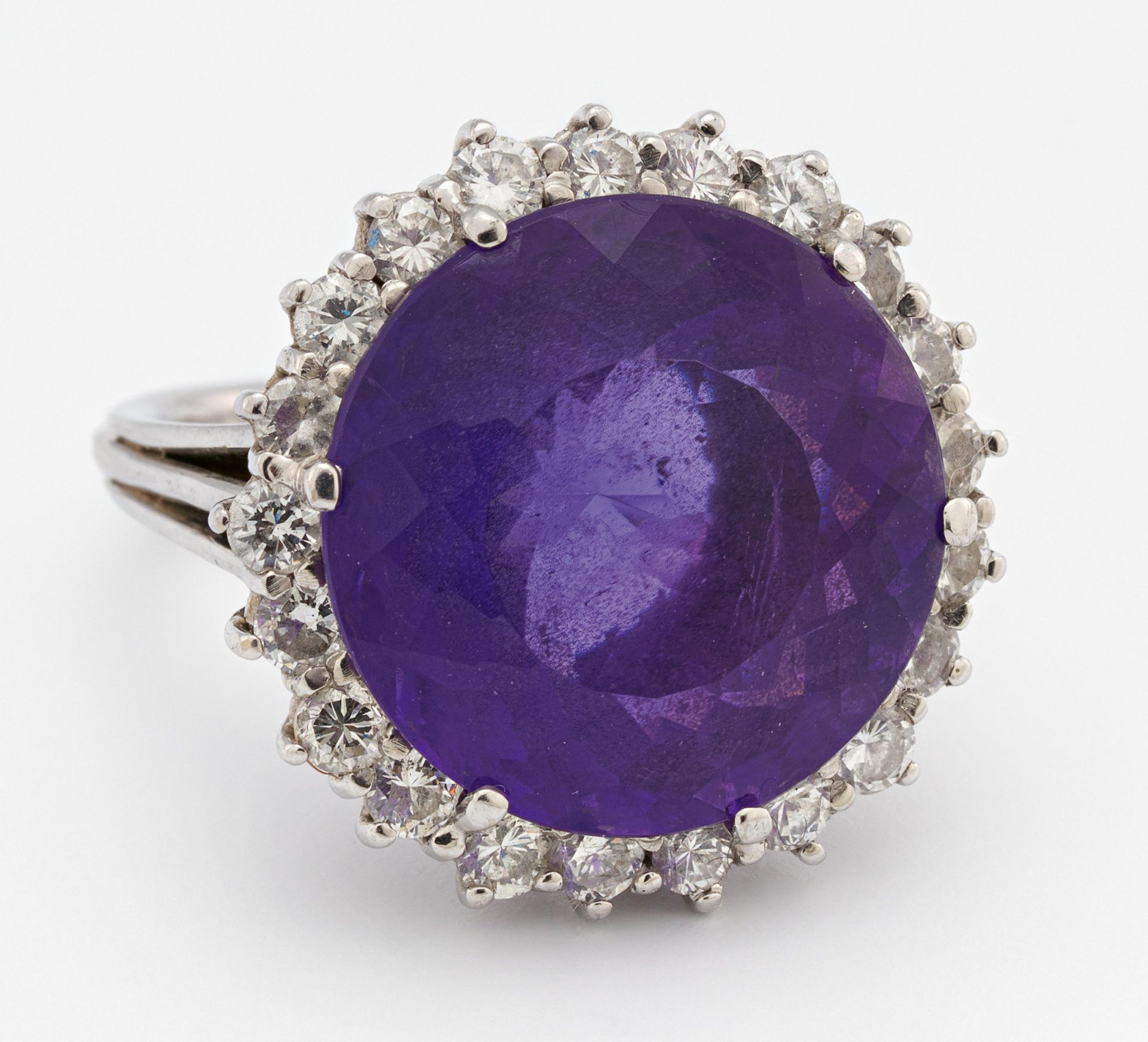 DIAMANT-AMETHYST-RING. Deutschland. 585/- Weißgold, getestet, Gesamtgewicht: ca. 9,0 g. EU-RM: 50.