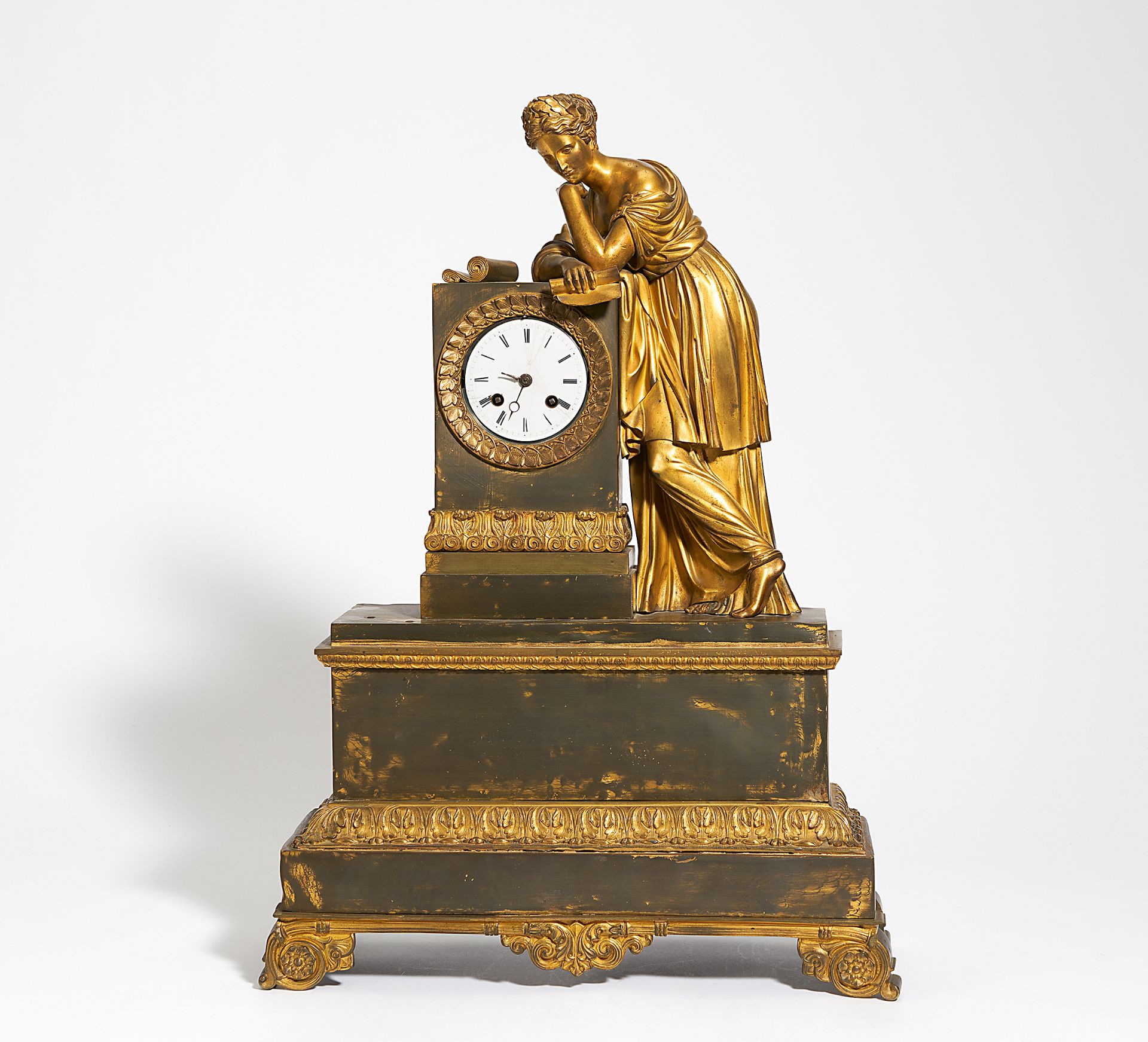 PENDULE MIT WEIBLICHER ALLEGORIE. Frankreich. Bronze, Reste von Vergoldung. Emailzifferblatt.