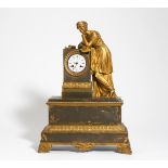 PENDULE MIT WEIBLICHER ALLEGORIE. Frankreich. Bronze, Reste von Vergoldung. Emailzifferblatt.