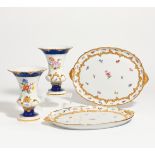 2 KRATERVASEN UND 2 OVALE PLATTEN MIT PRUNKRELIEFDEKOR. Meissen. Porzellan, farbig und gold