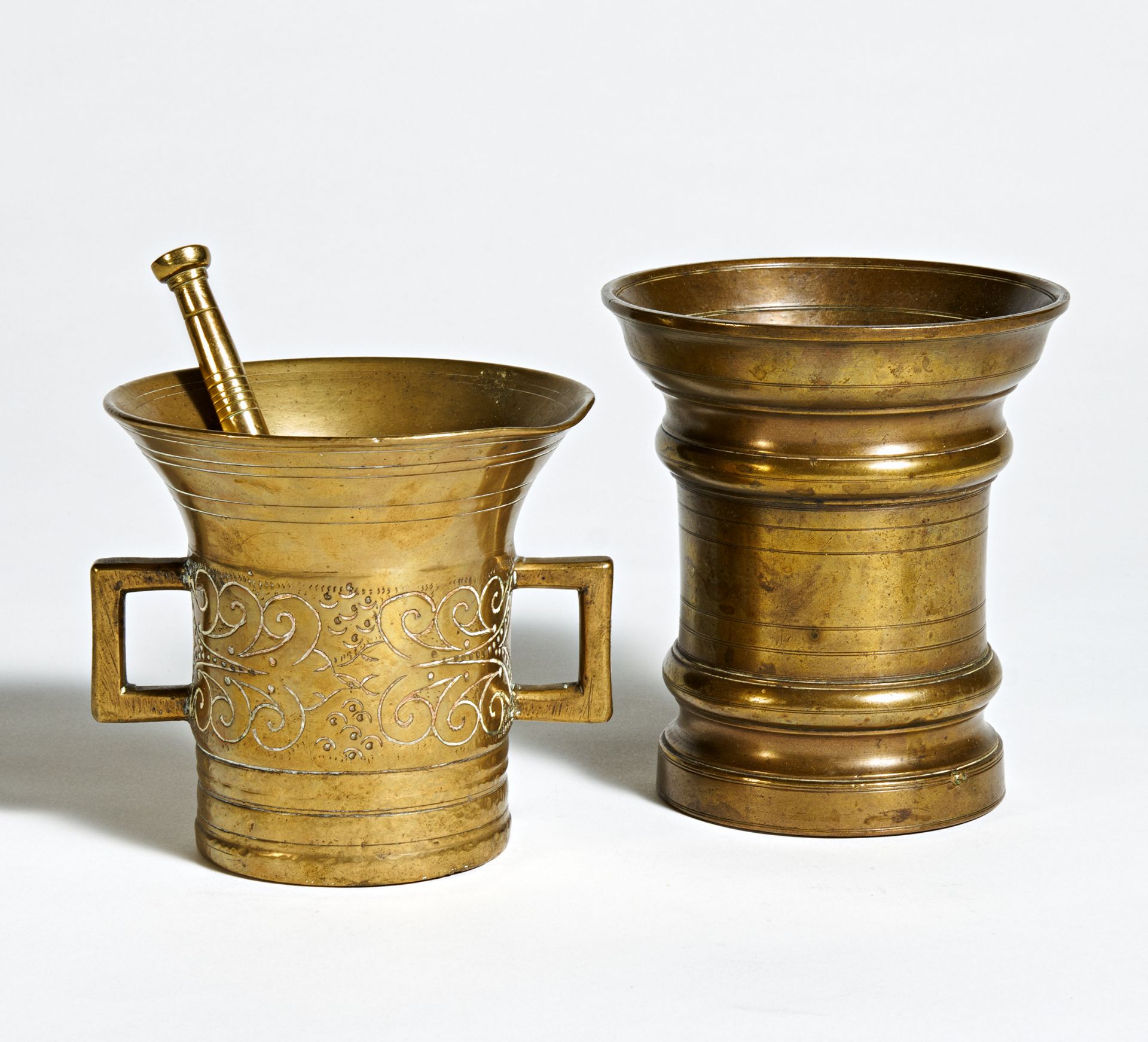 2 MÖRSER. 18. JH. Gelbguss. H.15/13cm, ø13,5/14cm. Zustand B. Provenienz:Sammlung Horst Jouy.