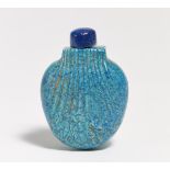 SNUFFBOTTLE IN SHAPE OF HEBAO GIRDLE BAG. China. Qing dynastie (1644-1911). Porcelain in relief with