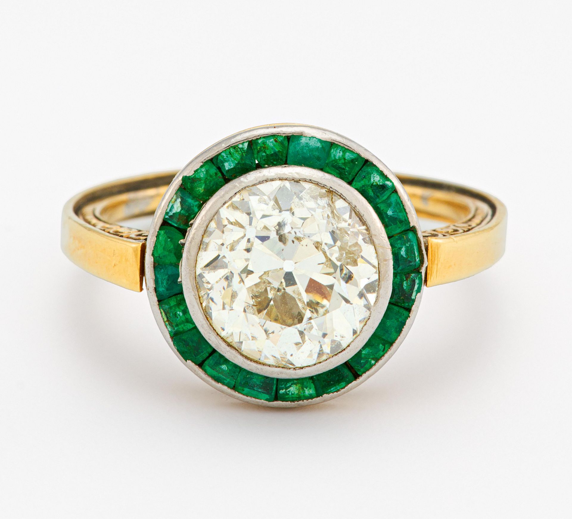 SMARAGD-DIAMANT-RING. Um 1910. 585/- Gelbgold, getestet, Gesamtgewicht: ca. 4,0 g. EU-RM: 50. 1