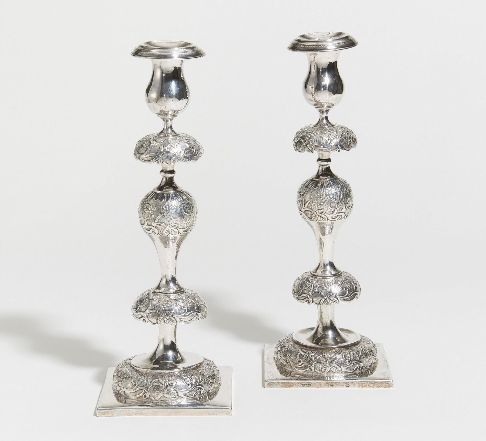 PAIR OF SILVER CANDELABRA WITH VINE DECOR. Presumably Russia. 19th century. Silver. Ca. 940g. Height - Bild 2 aus 4