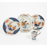 THREE DISHES AND VASE WITH SILVER HANDLE. China. Qing dynasty. 18th c. Porcelain Imari and famille
