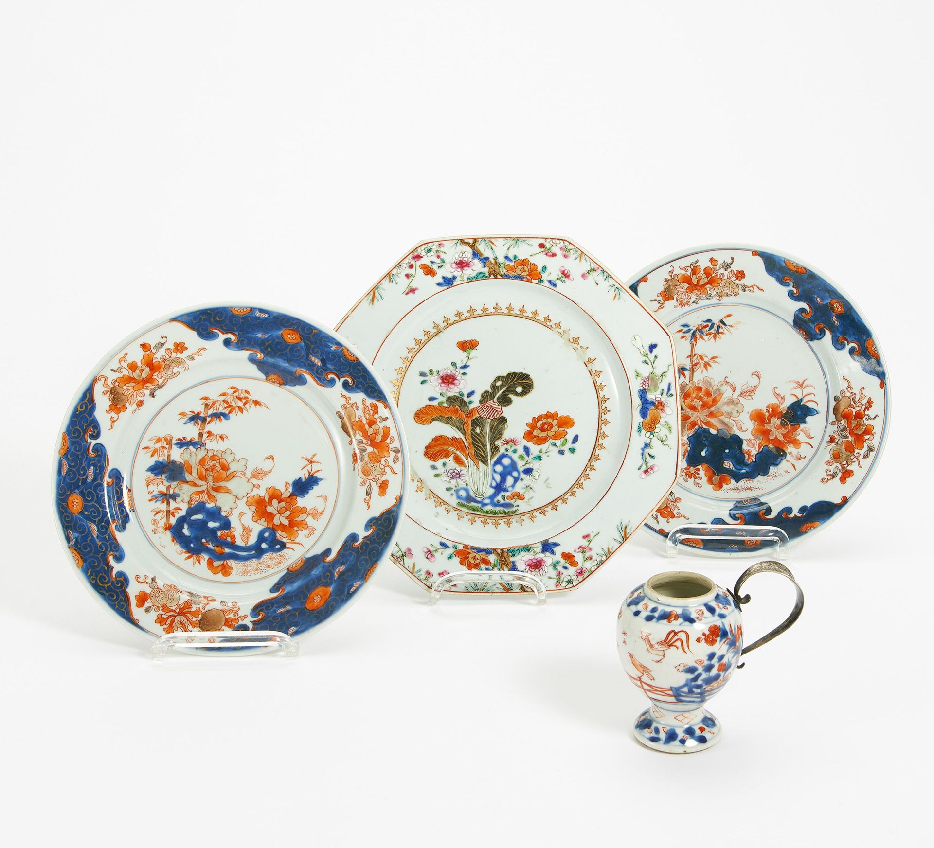 THREE DISHES AND VASE WITH SILVER HANDLE. China. Qing dynasty. 18th c. Porcelain Imari and famille