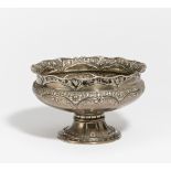 AUFSATZSCHALE MIT BLUMENRELIEF. Sheffield. Atkin Brothers. Silber. Ca. 788g. H.16, ø 26,5cm. BZ