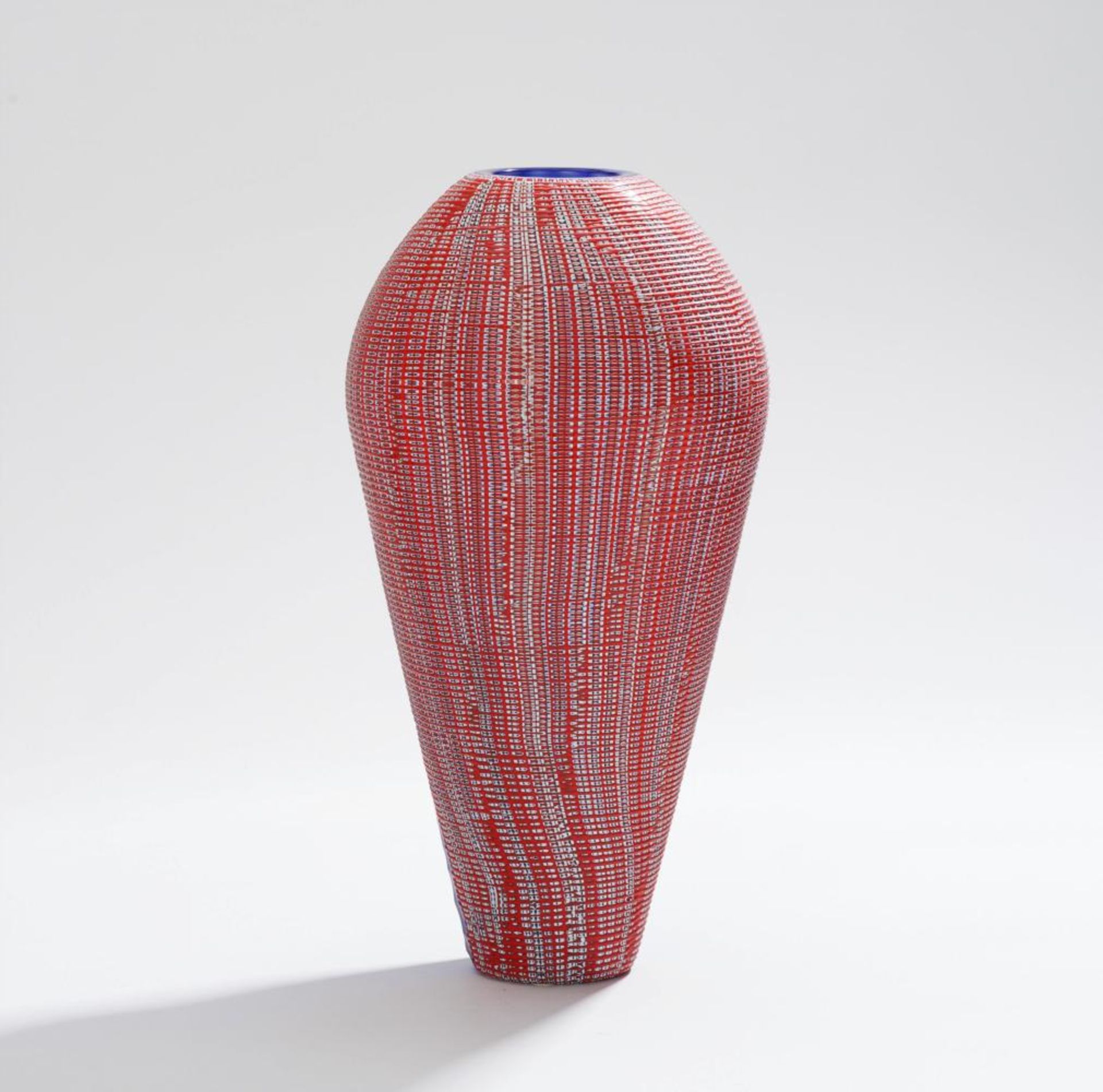 VASE. Italien. 21. Jh. Massimiliano Schiavon. Farbloses Glas mit kräftig blauer Aufschmelzung, diese - Image 4 of 4