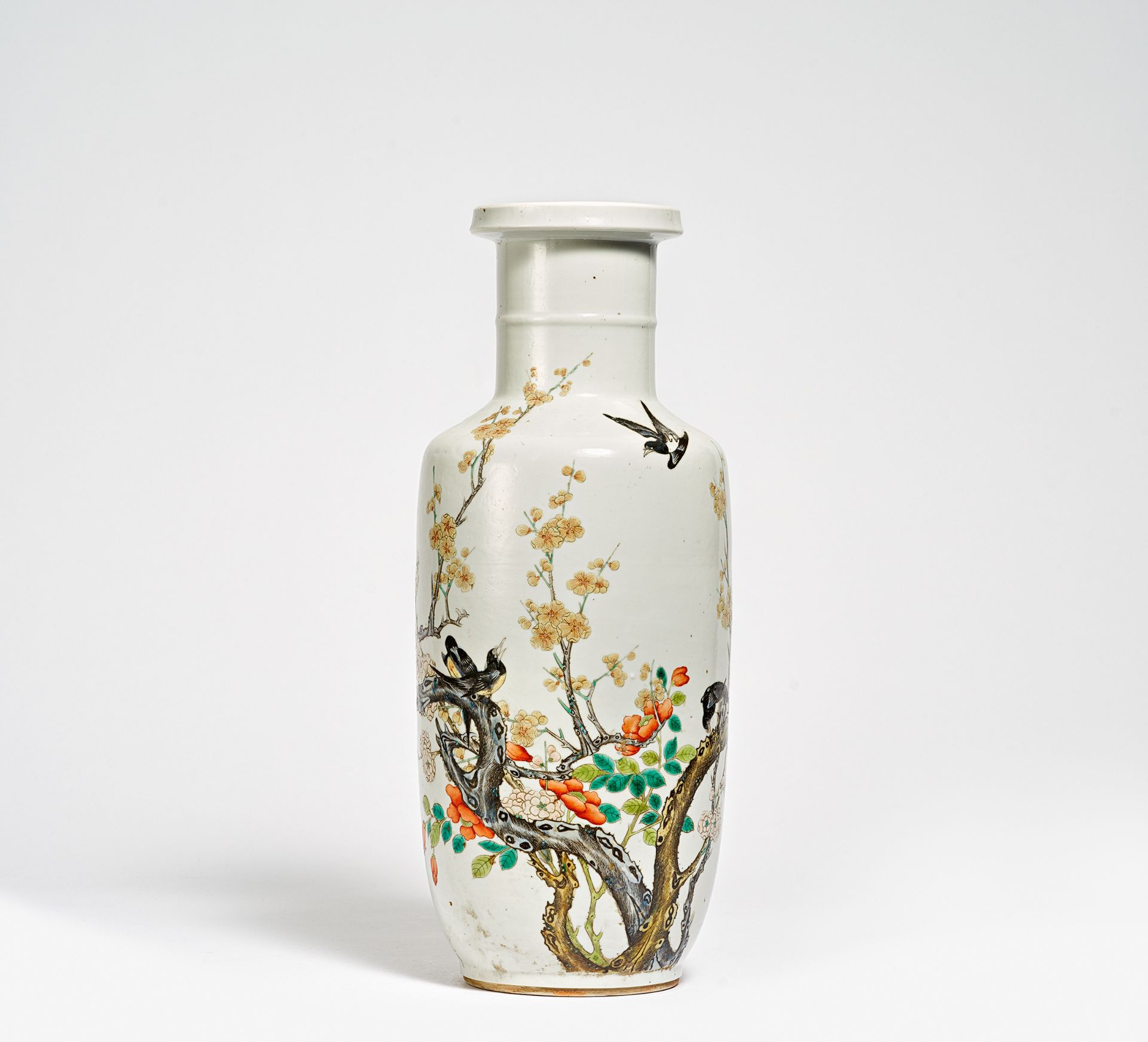 ROULEAU VASE WITH MAGPIES ON FLOWERING PLUMS. China. 19th c. Porcelain, finely painted with the