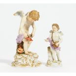 KLEINER AMOR MIT LIEBESPOST UND AMOR MIT GEBUNDENEN HERZEN. Meissen. Porzellan, farbig und gold