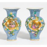 Zwei Vasen mit galanten Paaren