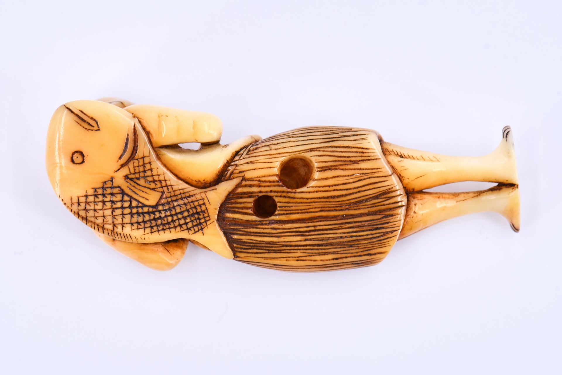 Netsuke: Fischer in Grasrock mit gefangener Brasse - Image 6 of 6