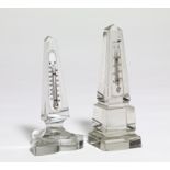 Zwei kleine Obelisken mit Thermometer