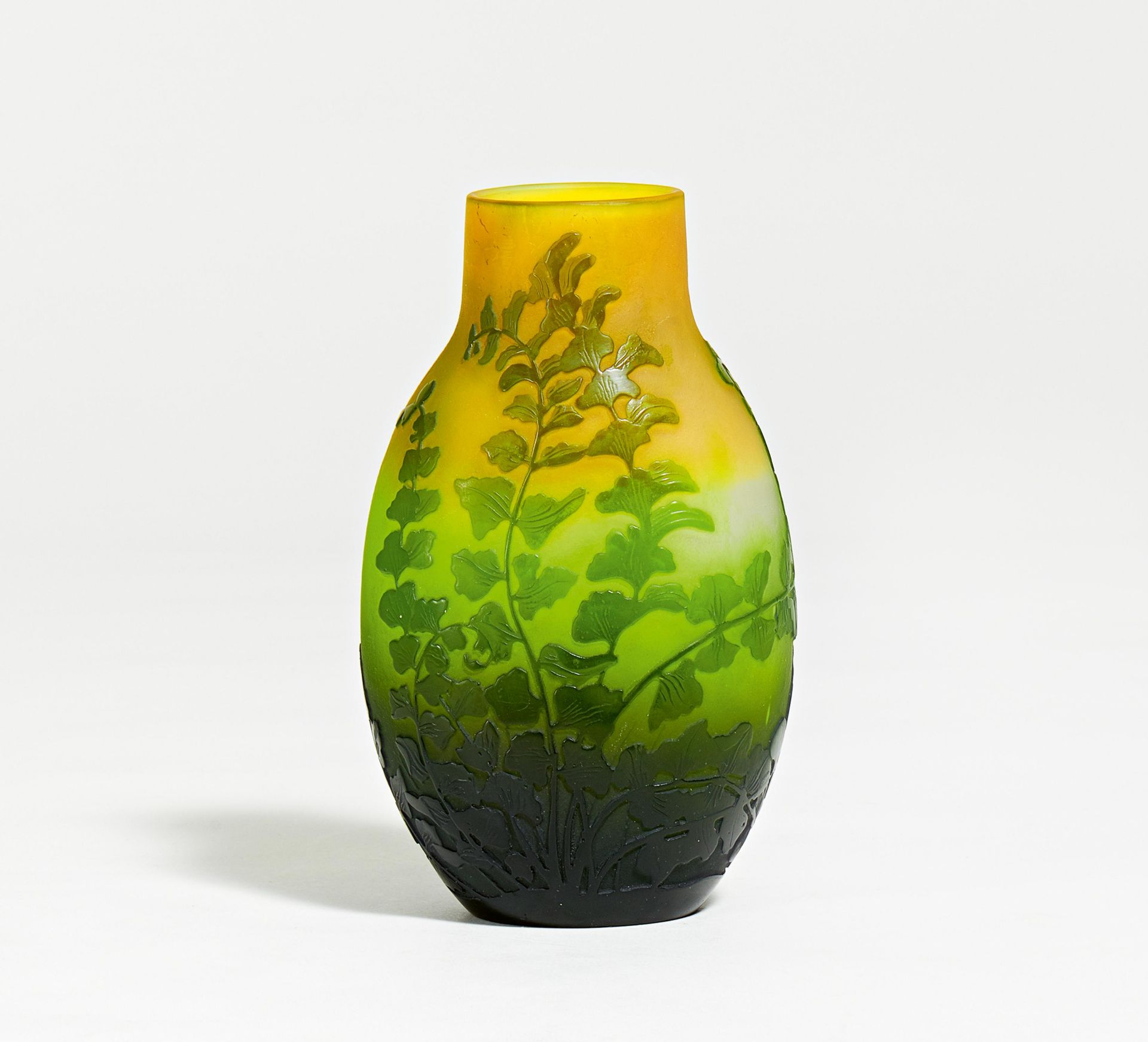 Kleine Vase mit Farnblättern