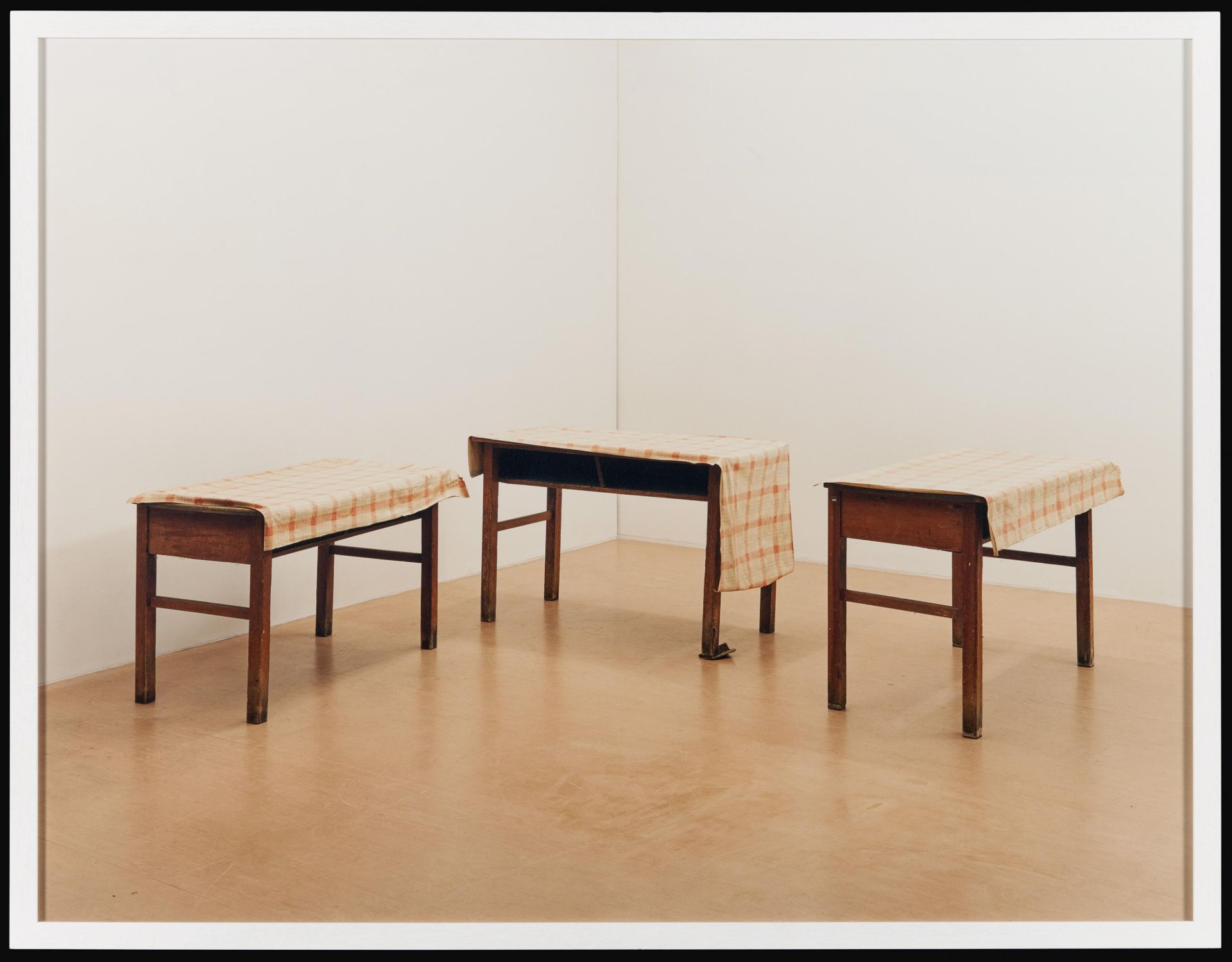 Ricarda Roggan: Drei Tische mit braunen Beinen II - Image 2 of 4