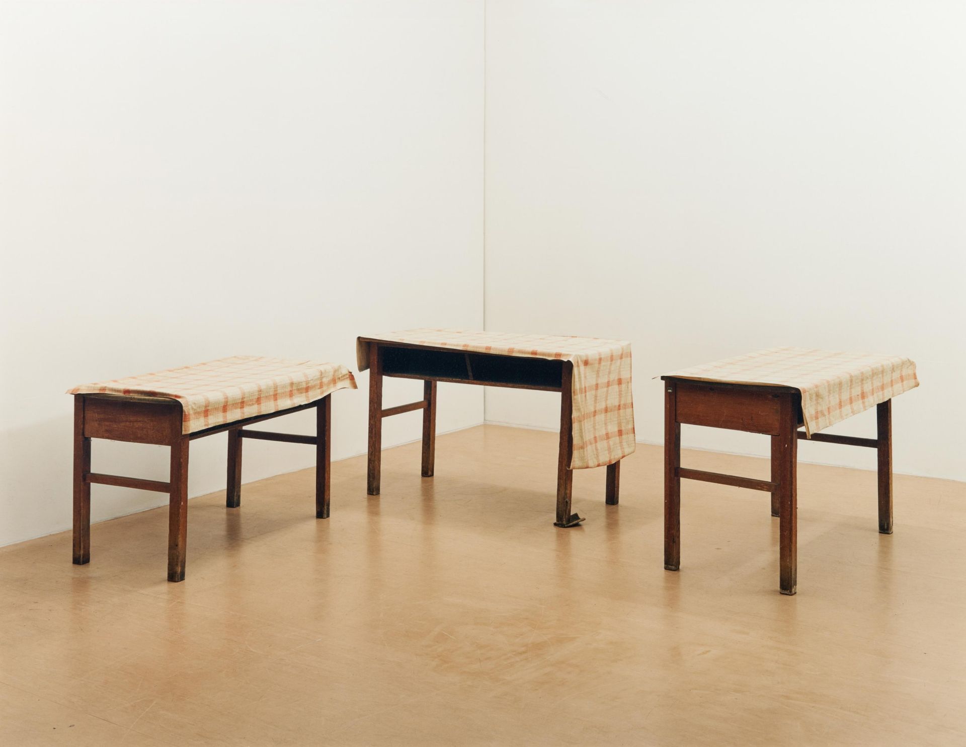 Ricarda Roggan: Drei Tische mit braunen Beinen II