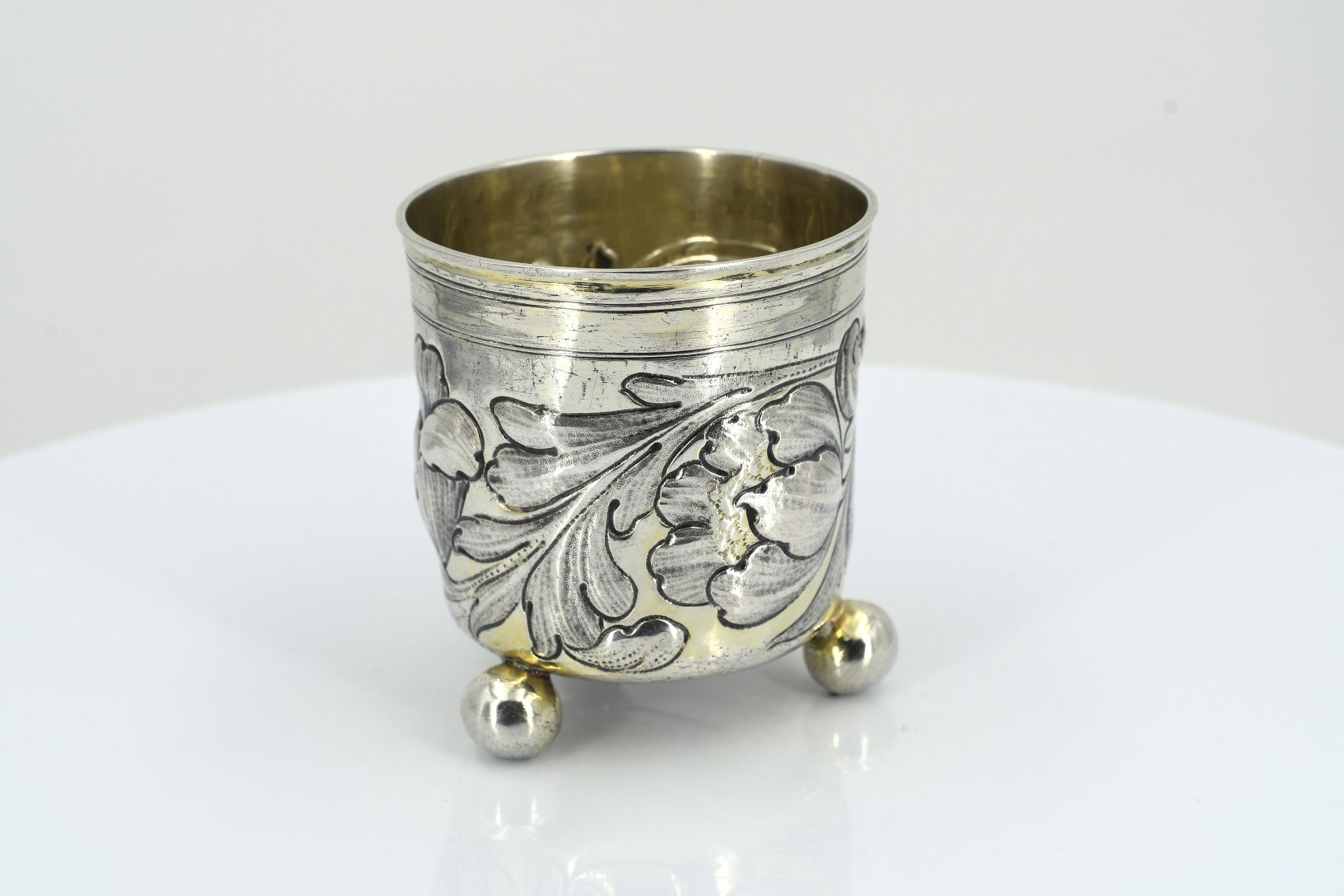 Small silver beaker with spheric feet and flower tendrils - Image 3 of 7