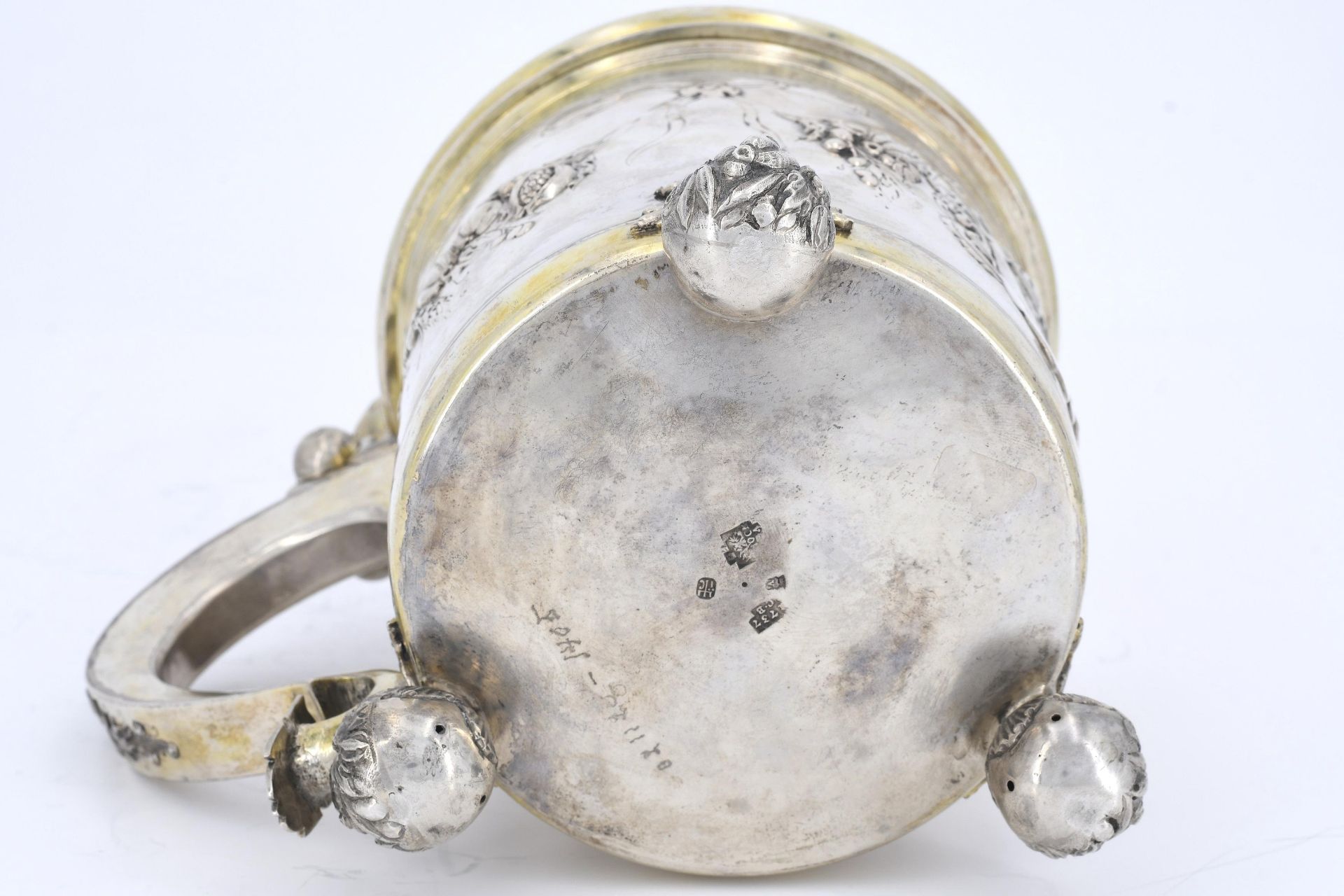 Large lidded silver tankard with spheric feet and crest - Image 8 of 8