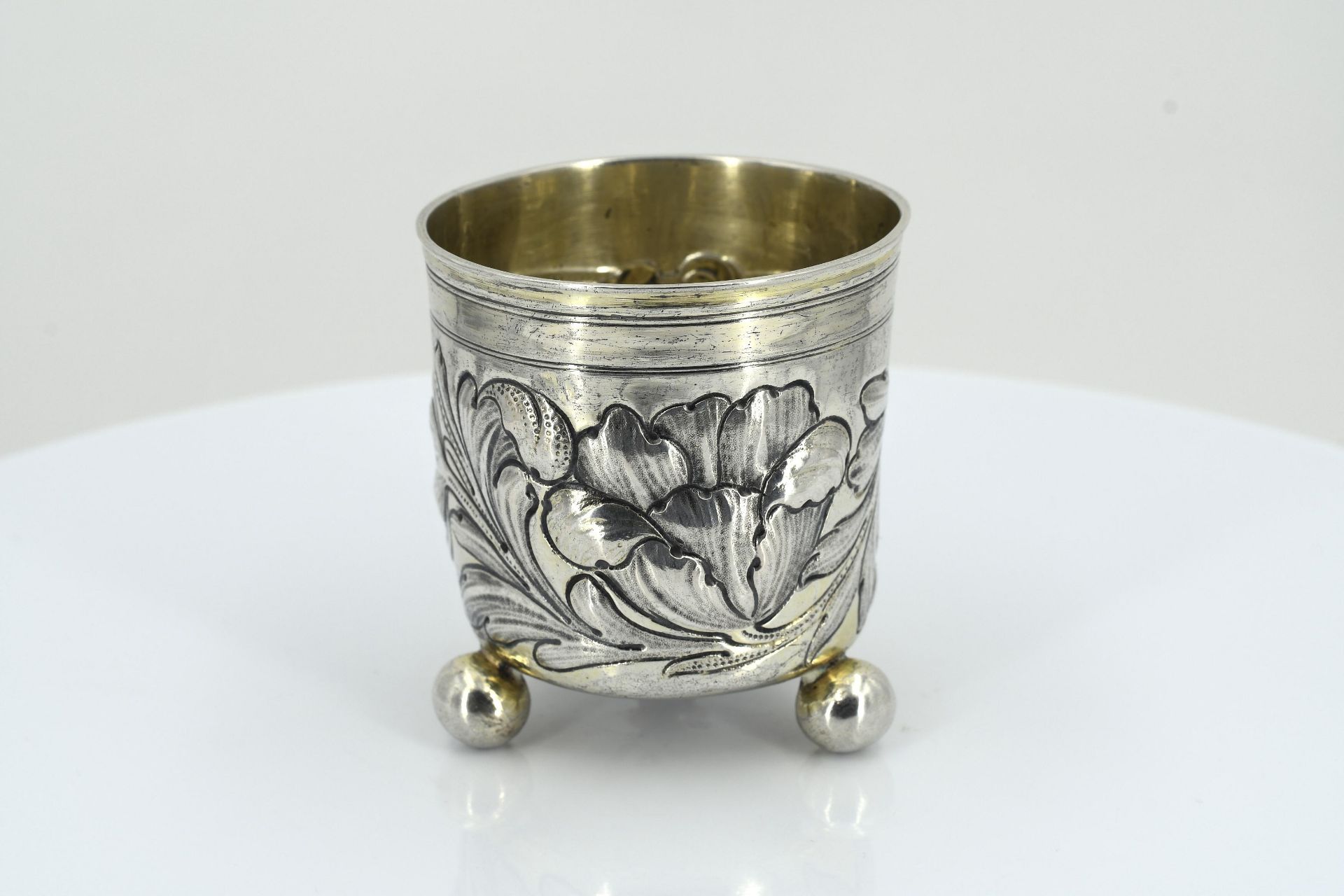 Small silver beaker with spheric feet and flower tendrils - Image 2 of 7