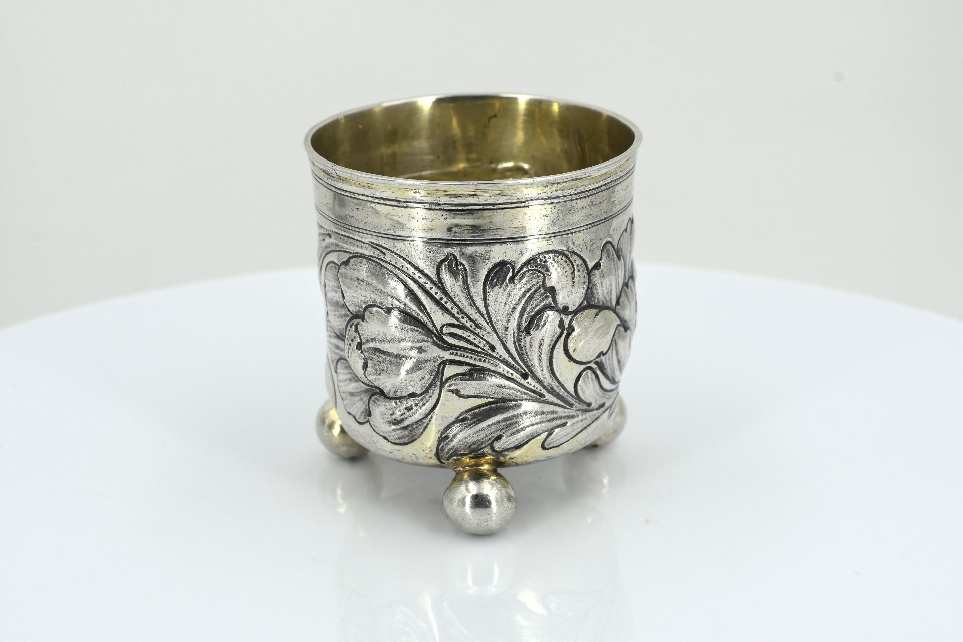 Small silver beaker with spheric feet and flower tendrils - Image 5 of 7