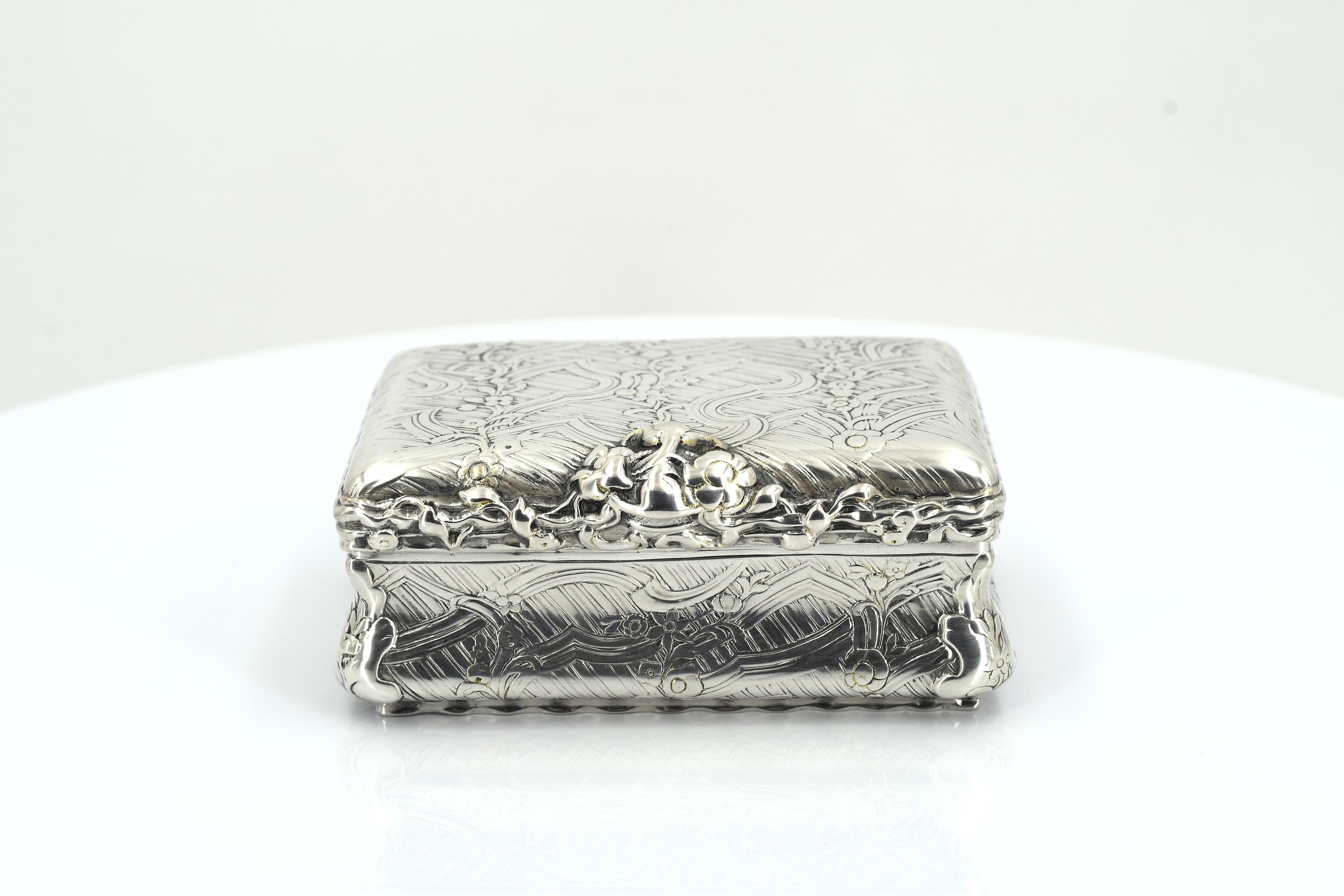 Silver snuffbox with flower tendrils - Image 2 of 9