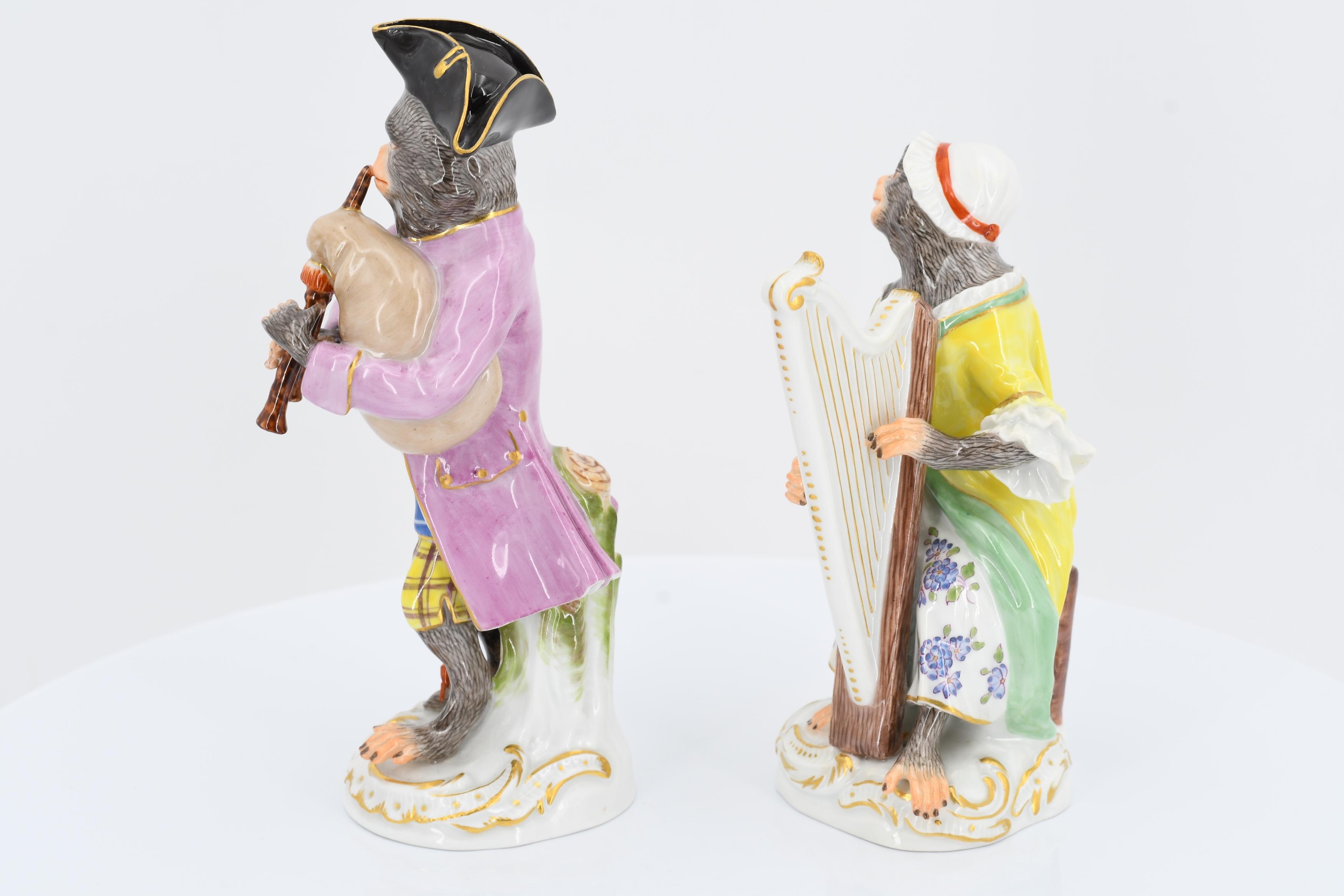 19 porcelain figurines and one music desk from the ape chapel - Image 8 of 27