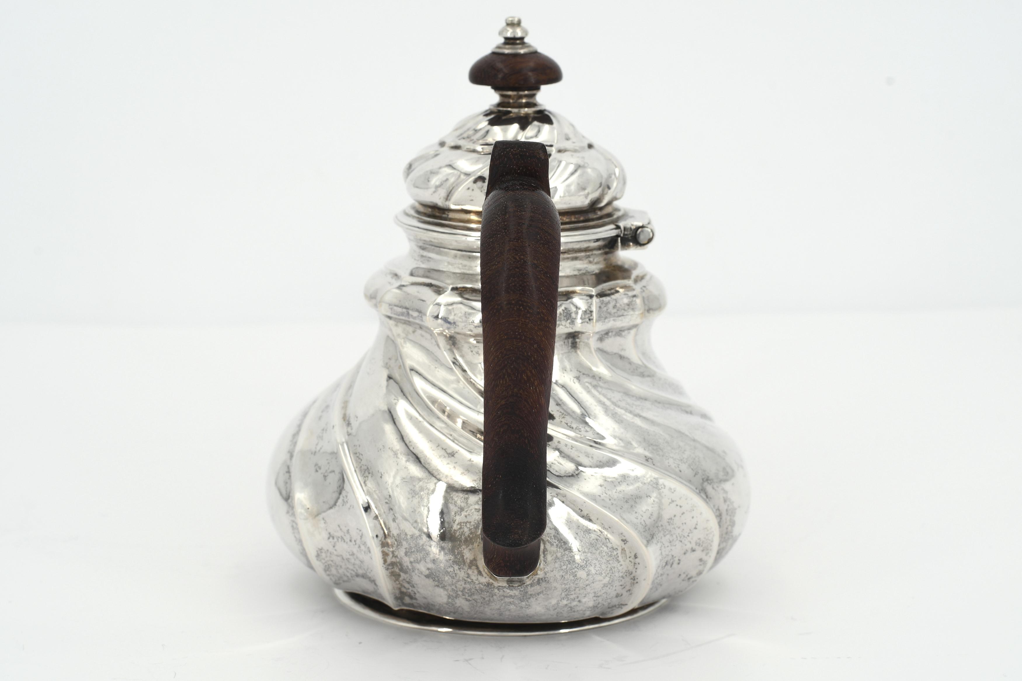 SILVER TEAPOT WITH TWIST-FLUTED FEATURES. - Image 4 of 6