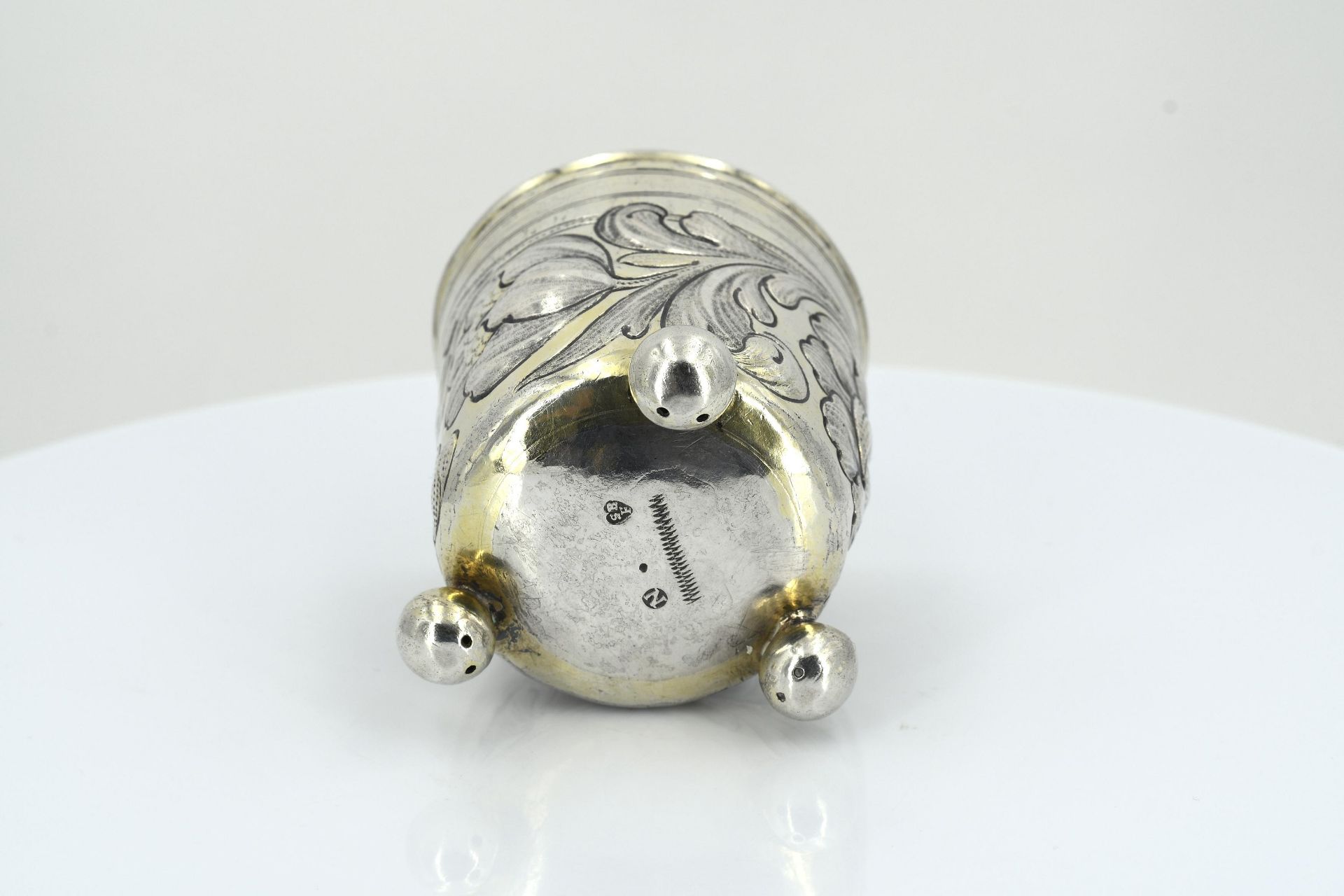 Small silver beaker with spheric feet and flower tendrils - Image 7 of 7