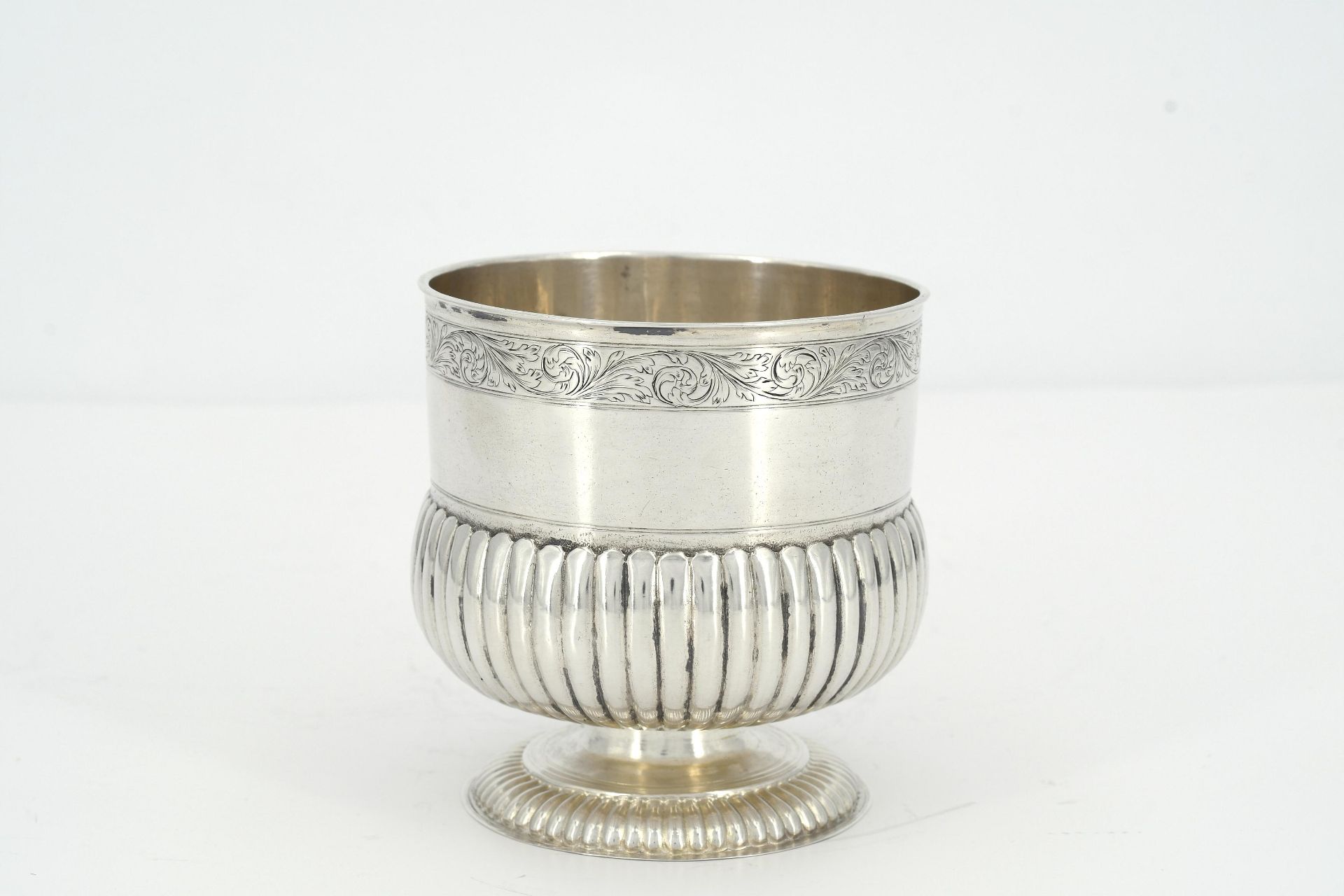 Footed silver beaker with gadrooning - Image 4 of 7