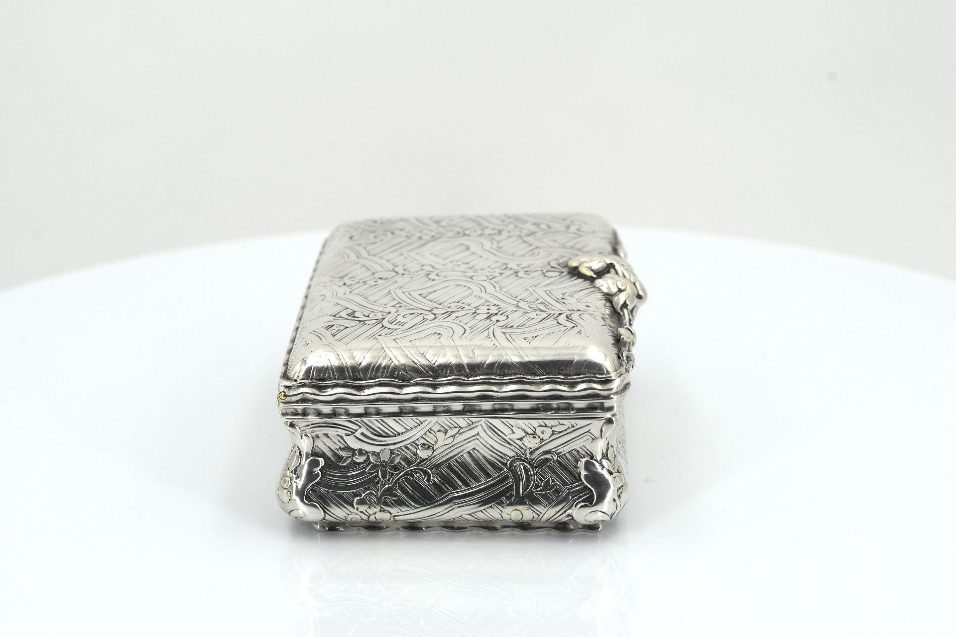 Silver snuffbox with flower tendrils - Image 5 of 9
