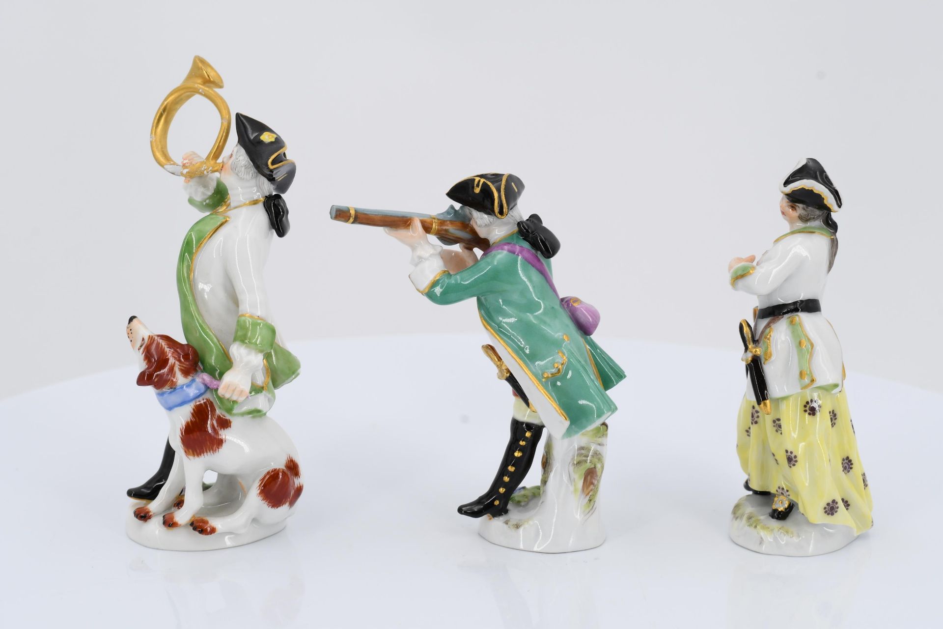 7 miniature porcelain figurines of hunters and huntresses - Image 18 of 21