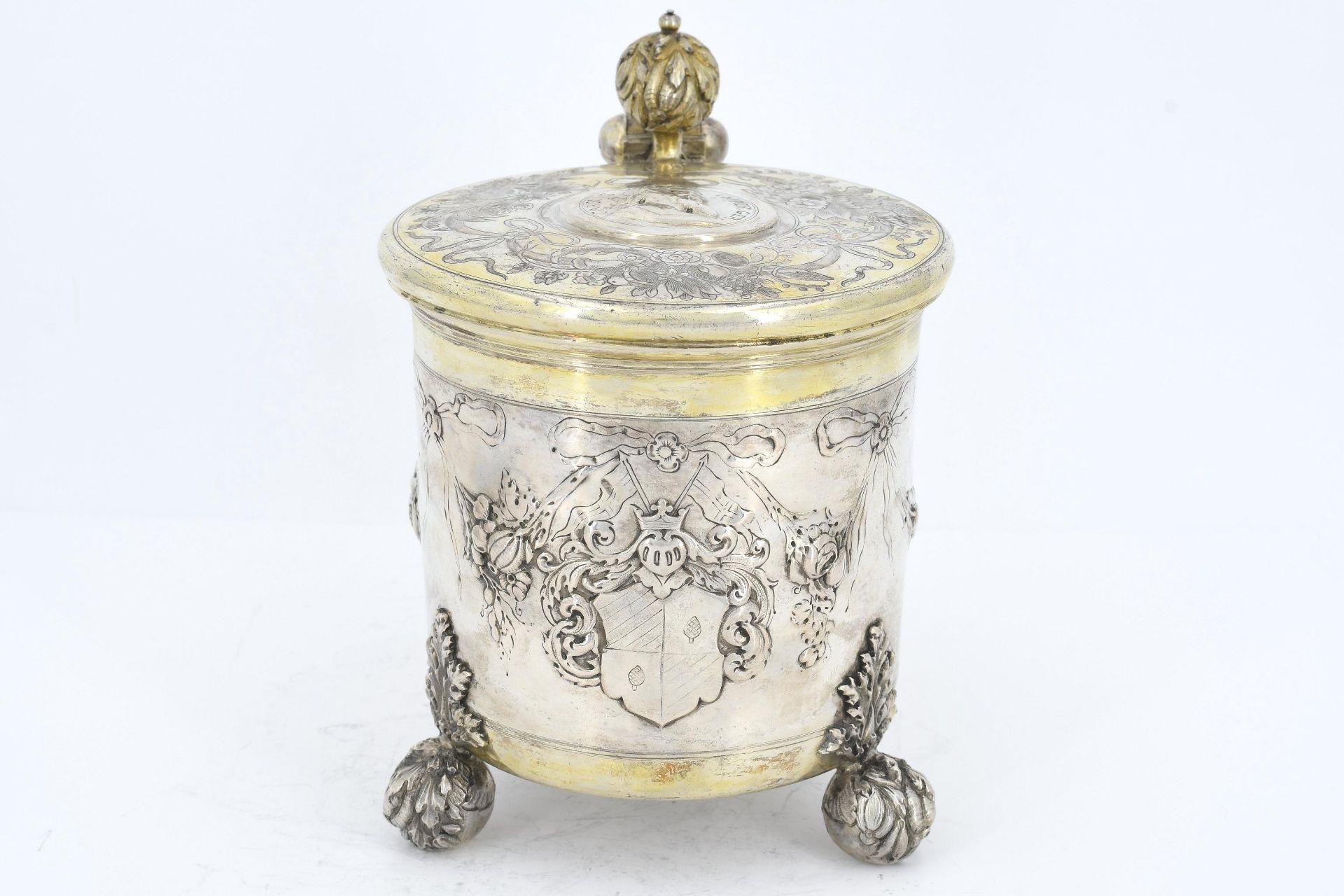 Large lidded silver tankard with spheric feet and crest - Image 5 of 8