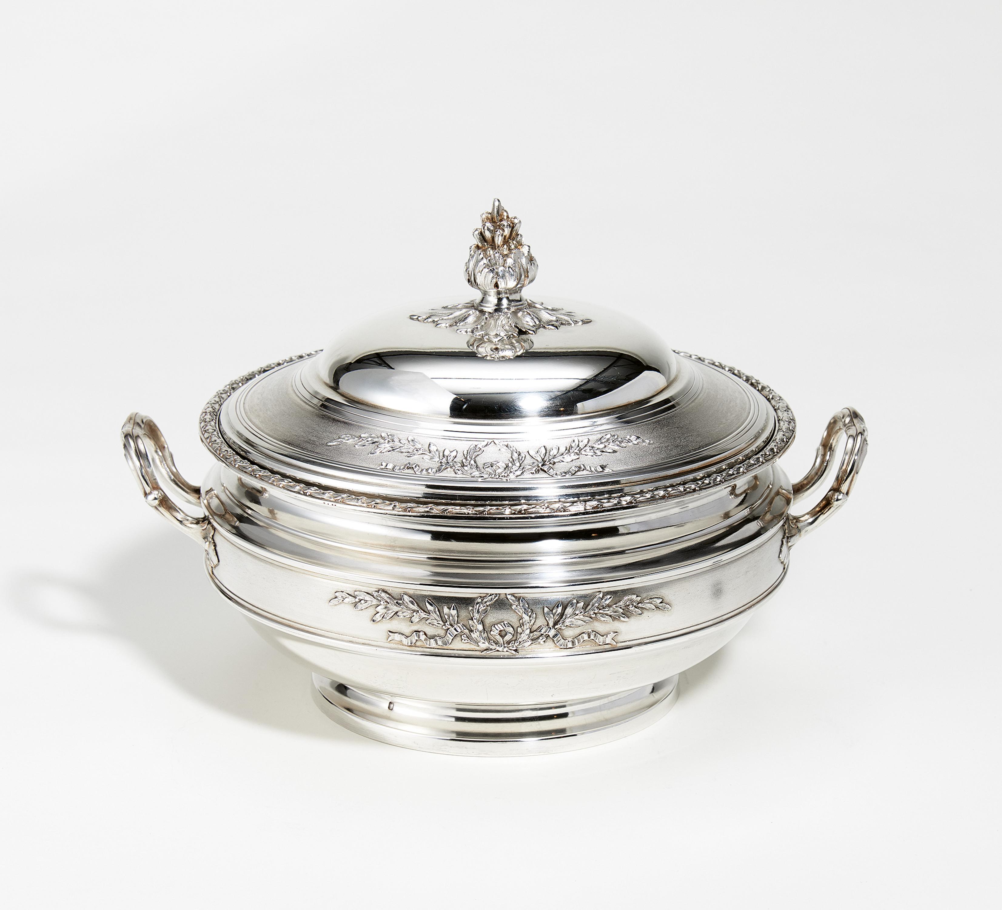 Silver vegetable bowl with laurel wreaths and floral knob