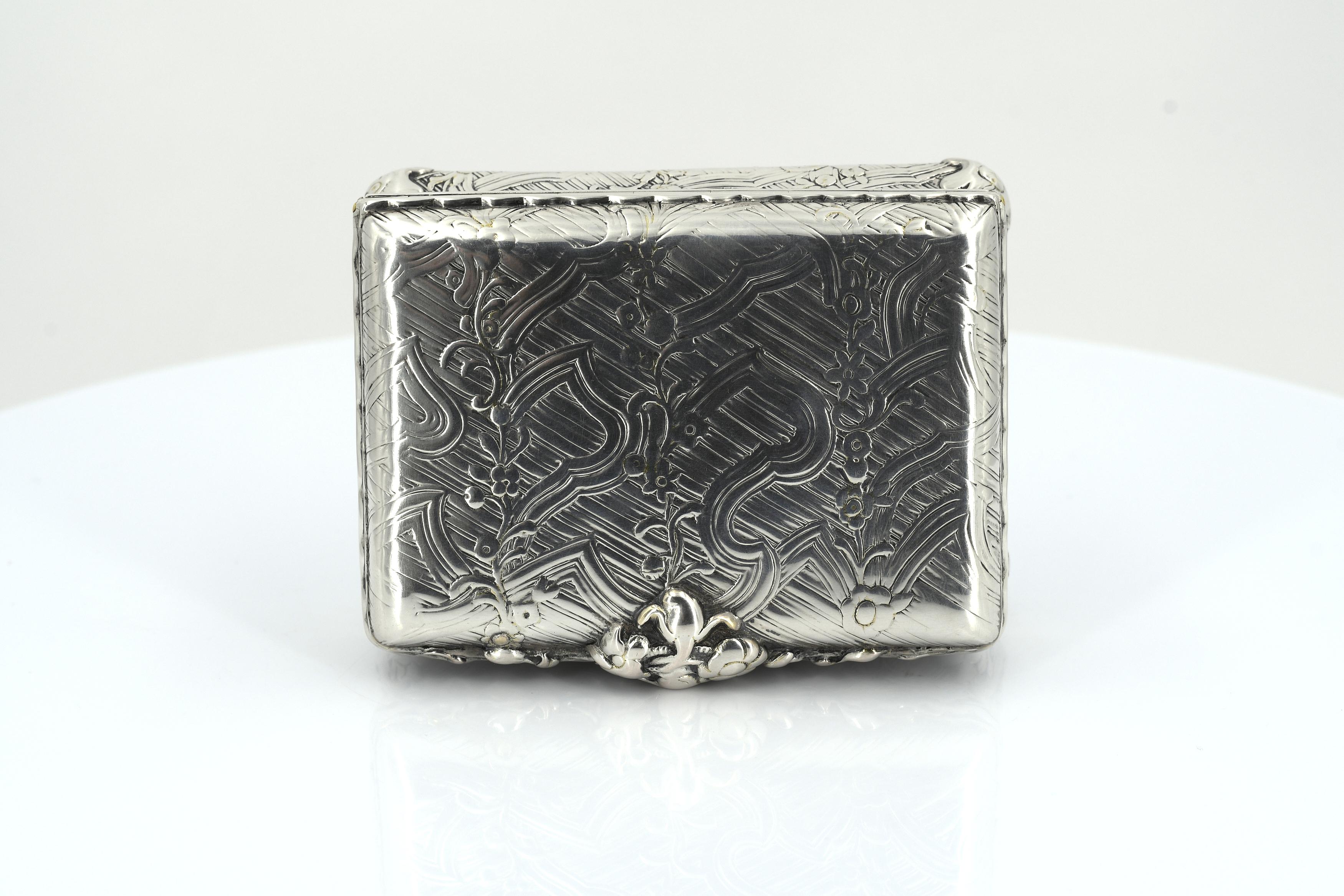 Silver snuffbox with flower tendrils - Image 6 of 9