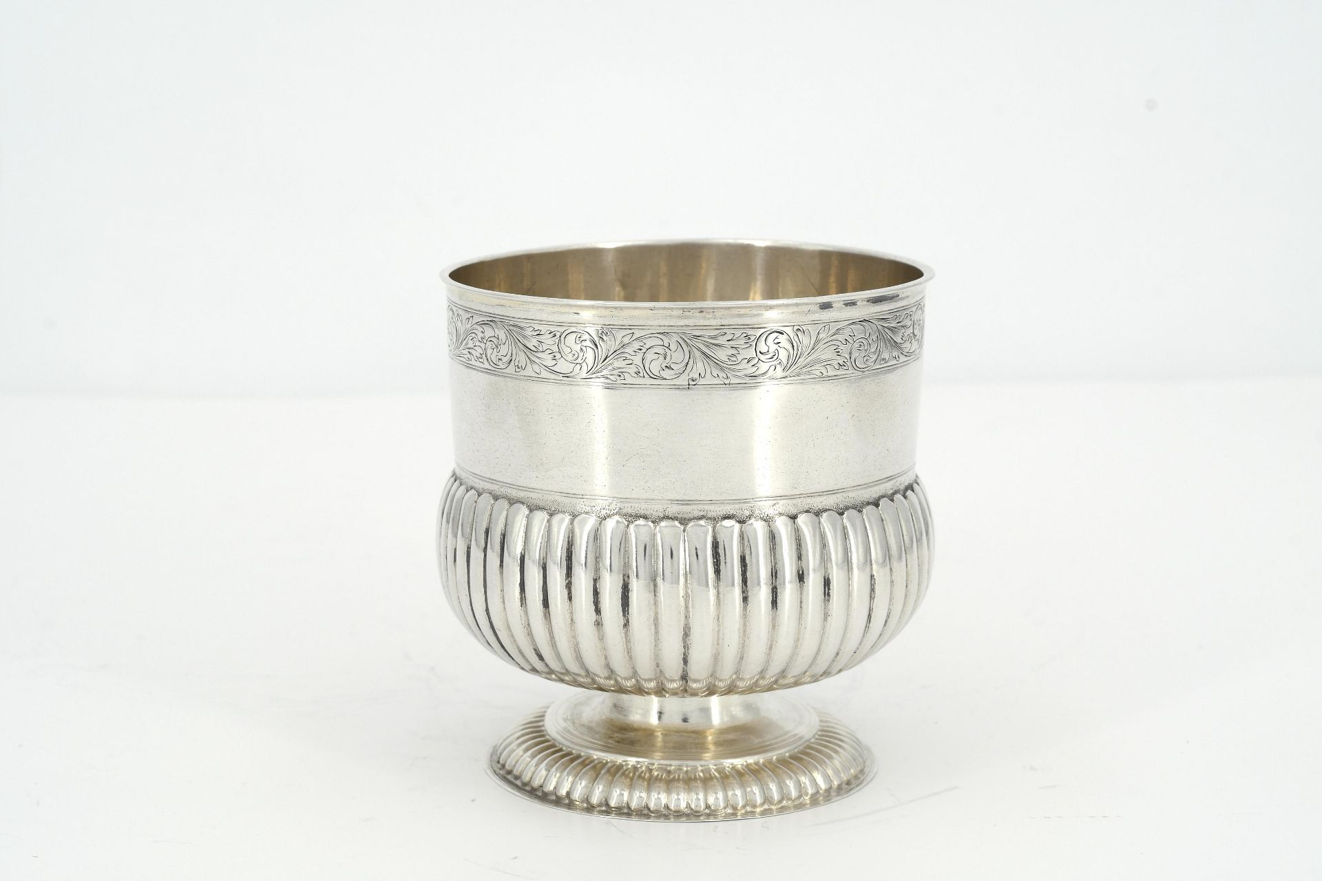 Footed silver beaker with gadrooning - Image 3 of 7
