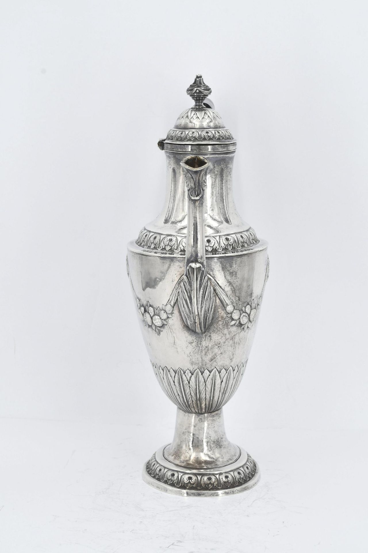 Silver coffee pot and hot-water jug with fruit festoons and lancet leaf decor - Image 9 of 14